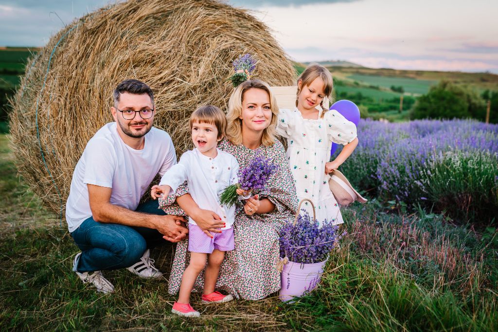 Fotografie de familie in natura, fotografie lavanda, fotografie rapita, fotografie livada meri