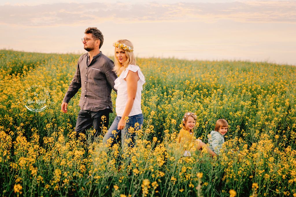 Fotografie de familie in natura, fotografie lavanda, fotografie rapita, fotografie livada meri