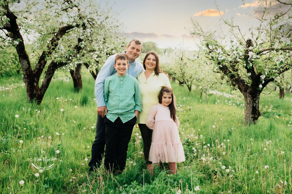 Fotografie de familie in natura, fotografie lavanda, fotografie rapita, fotografie livada meri