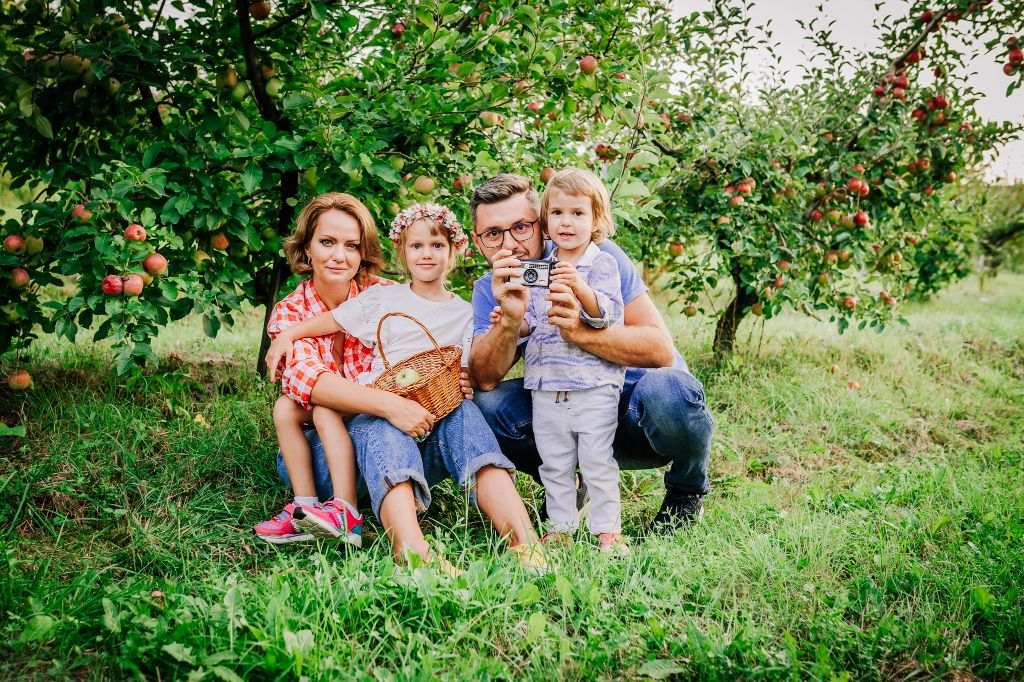 Fotografie de familie in natura, fotografie lavanda, fotografie rapita, fotografie livada meri