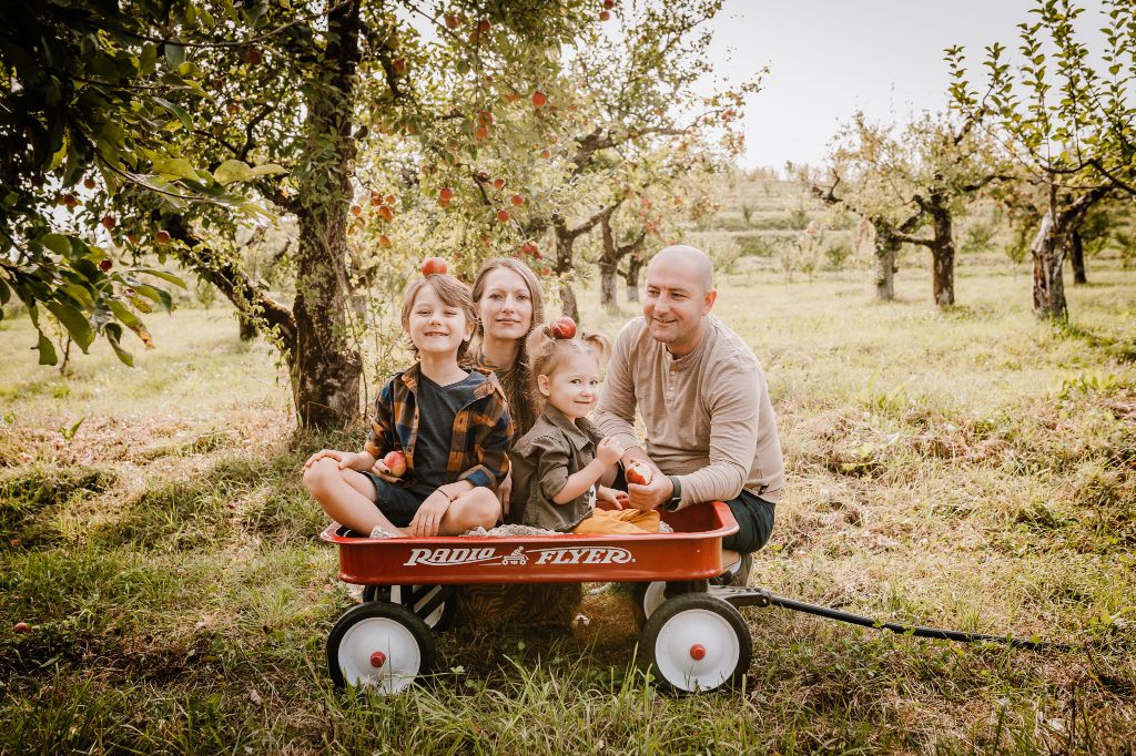 Fotografie de familie in natura, fotografie lavanda, fotografie rapita, fotografie livada meri